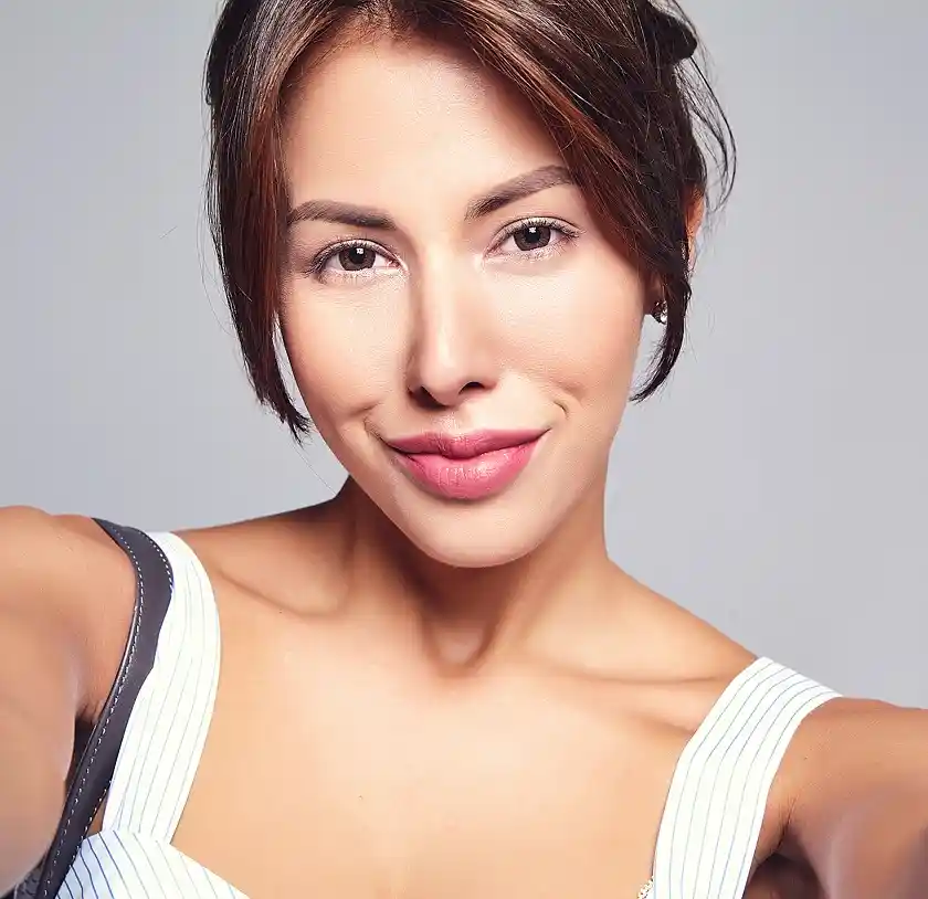 portrait-beautiful-cute-brunette-woman-model-casual-summer-dress-with-no-makeup-making-selfie-photo-phone-isolated-gray-with-handbag