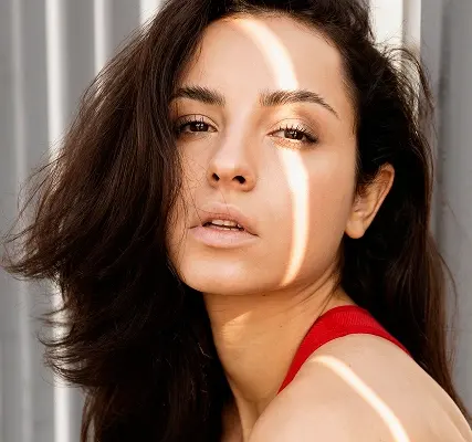 portrait-beautiful-woman-posing